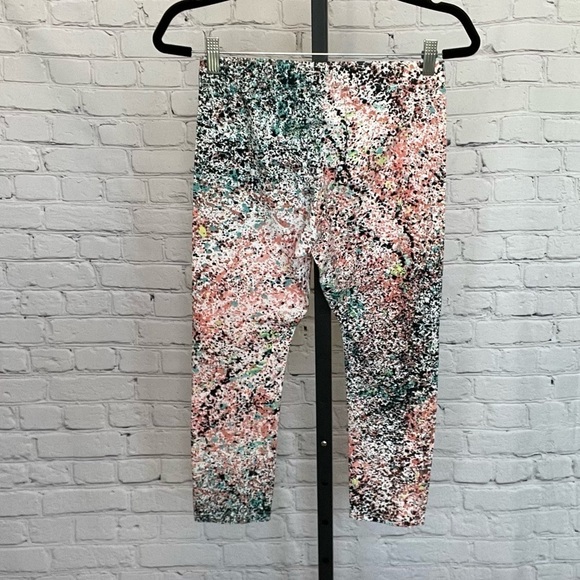 Nike Speckled Printed Cropped Leggings Size Medium - Picture 2 of 3